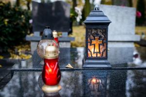 Attivare, modificare o disattivare lampade e luci votive presso il cimitero